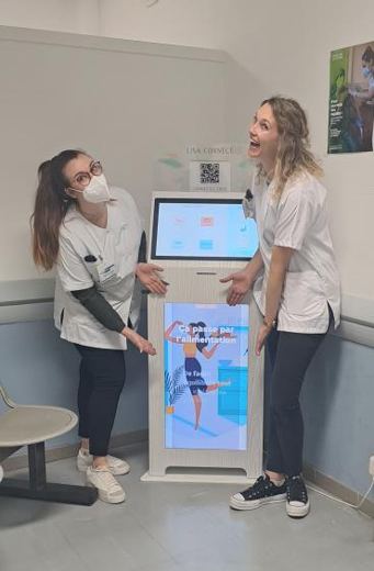 Écran salle d'attente et borne de prévention Lisa Connect, affichage dynamique en établissement de santé