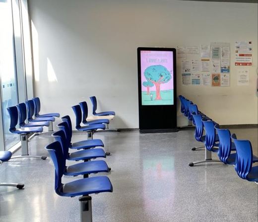 Écran salle d'attente et borne de prévention Lisa Connect, affichage dynamique en établissement de santé