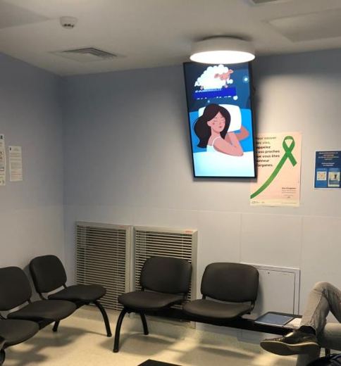 Écran salle d'attente et borne de prévention Lisa Connect, affichage dynamique en établissement de santé