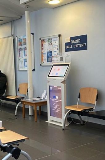Écran salle d'attente et borne de prévention Lisa Connect, affichage dynamique en établissement de santé