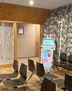 Écran salle d'attente et borne de prévention Lisa Connect, affichage dynamique en établissement de santé